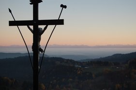 Fernblick über Nebelmeer zu den Alpen