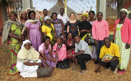 Teilnehmer des Lehrerseminars vor der Grundschule in Ngaoundéré 