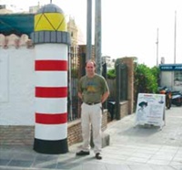 Ian Hardy mit Leuchtturm